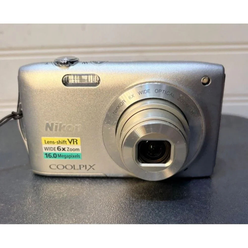 Nikon Coolpix S3300 16.0MP Compact Digital Zoom Camera bundle Silver Tested